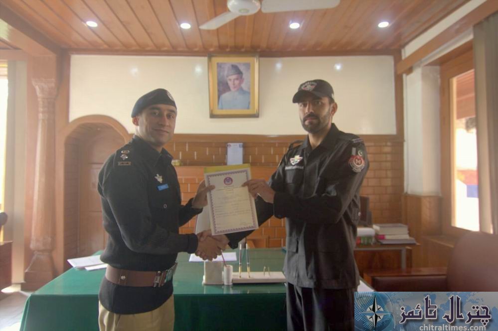 dpo chitral wasim raiz givingaway certificates to police jawans 5