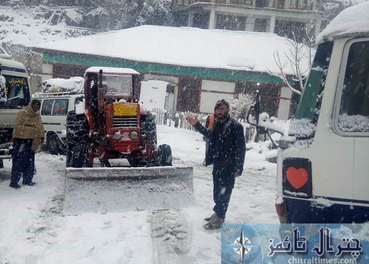 chitral vehicles stuck in Lowari tunnel approach road due to heavy snow fall pic by Saif ur Rehman Aziz 12