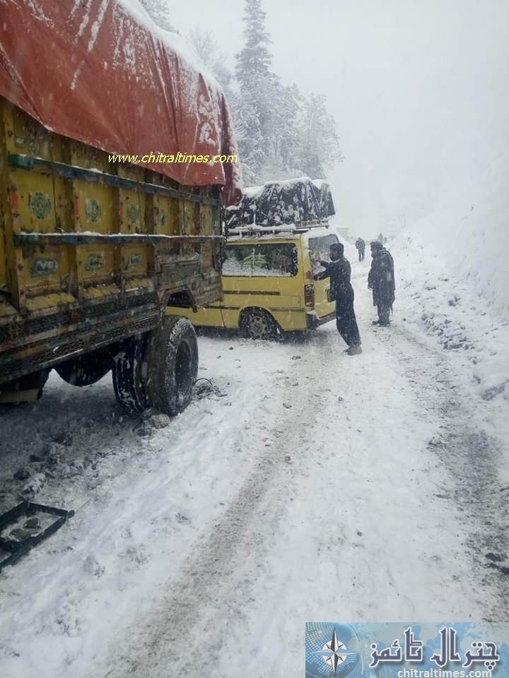 chitral vehicles stuck in Lowari tunnel approach road due to heavy snow fall pic by Saif ur Rehman Aziz 3