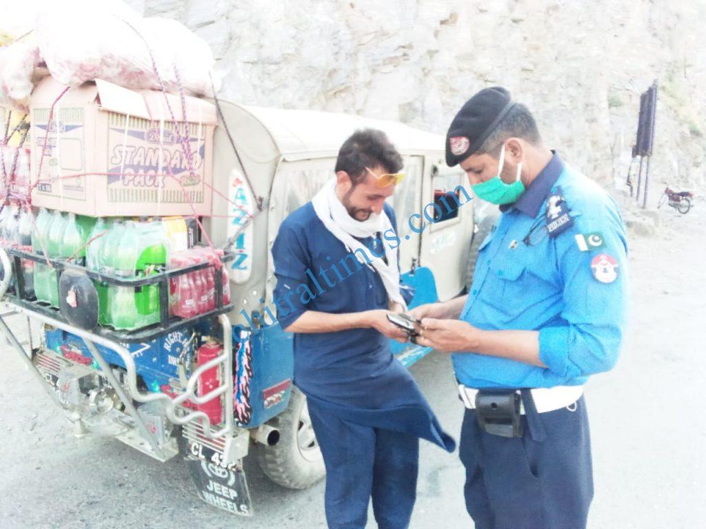 chitral police checking facemask1 1