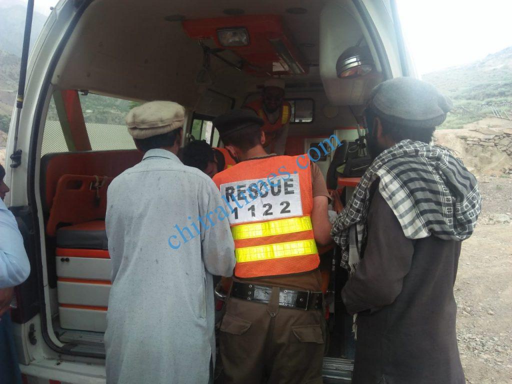 Chitral Times - The voice of Chitral | دروش،دریاکے کنارے کھیلتے ہوئے دو بچے دریا کے بے رحم موجوں کے نذرہوگئے، ایک کی لاش برآمد rescue 1122 wardap drosh1 1