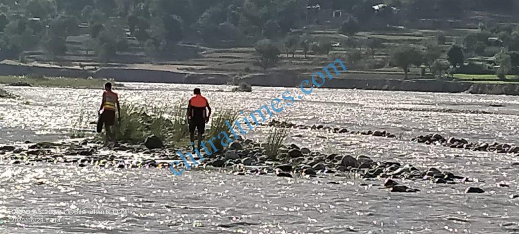 Chitral Times - The voice of Chitral | دروش،دریاکے کنارے کھیلتے ہوئے دو بچے دریا کے بے رحم موجوں کے نذرہوگئے، ایک کی لاش برآمد rescue 1122 wardap drosh3 1