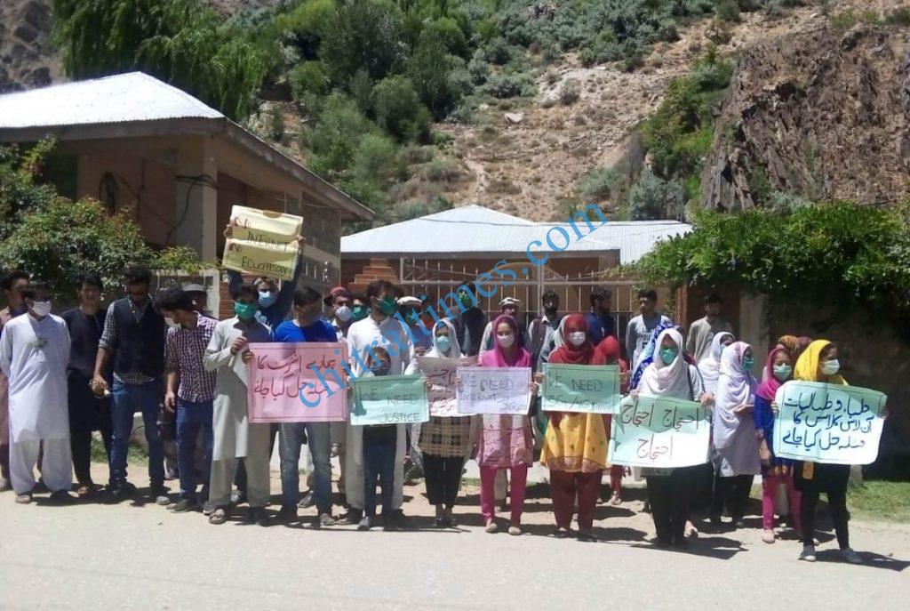 students protest aanist internet service garamchashma chitral 2