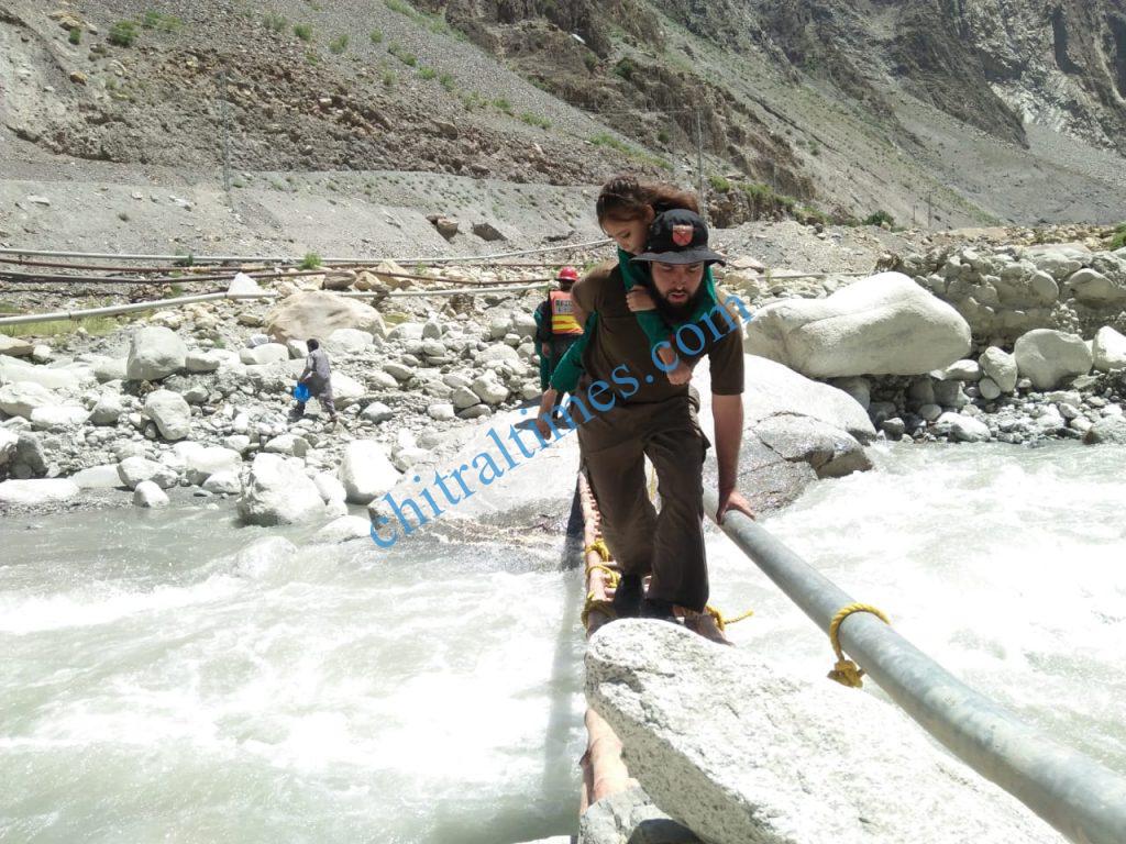 Chitral Times - The voice of Chitral | گولین سیلاب کے ایک ہفتے بعد بھی آمدورفت بحال نہ ہوسکی،مکینوں کے مشکلات میں روز بہ روز اضافہ rescue 1122 activites in golain valley2 1