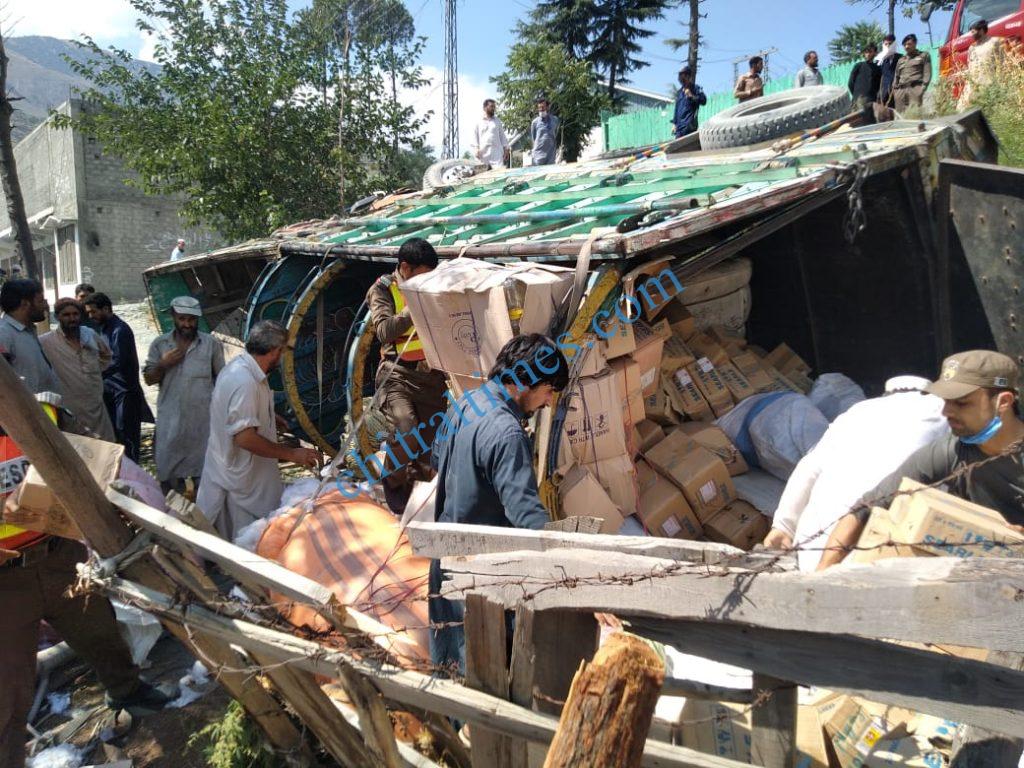 چترال شہر کے قریب ٹرک کو حادثہ، ڈرائیور معجزانہ طور پر بچ گئے