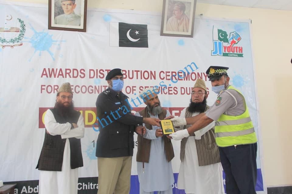 mna chitrali distributes awards among covid19 front line persons6۱