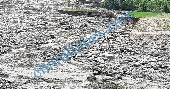 اپرچترال؛ مہتنگ، پترانگازاوردیزگ میں سیلاب آنے سے یارخون روڈ بند