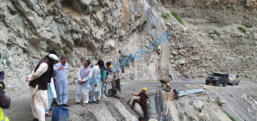MPA hidayat visit golain pipe line project chitral2