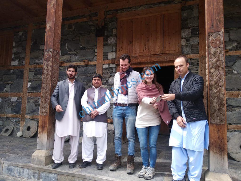 chitral tourists and kalash4