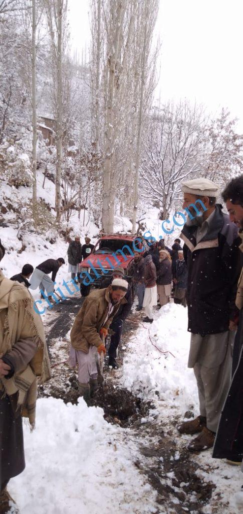 Chitral Times - The voice of Chitral | تورکھو اور تریچ کی عوام اپنی بےحسی اور بے بسی کی سزا بھگتنے کیلئے تیار ہو جائیں؟..ذاکر زخمی datsun accident torkhow istaru2