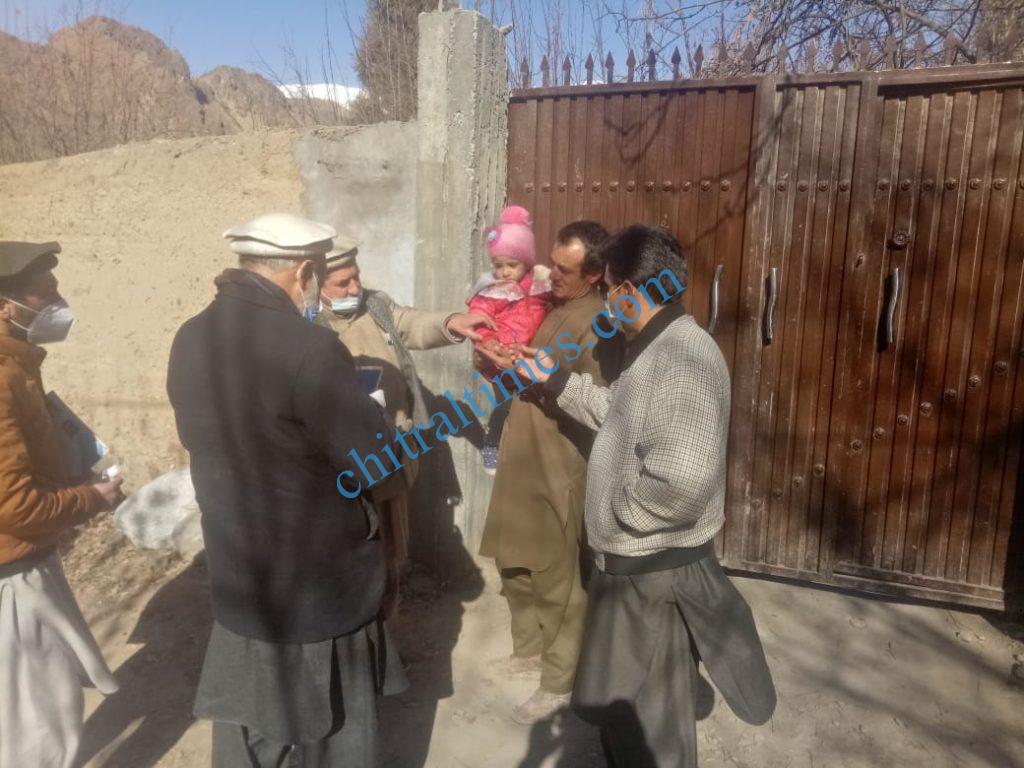 اپر چترال میں پولیو مہم کا آغاز، ڈپٹی کمشنراورڈی ایچ او کی مختلف علاقوں کا دورہ 1 polio campaign checking dc upper chitral scaled