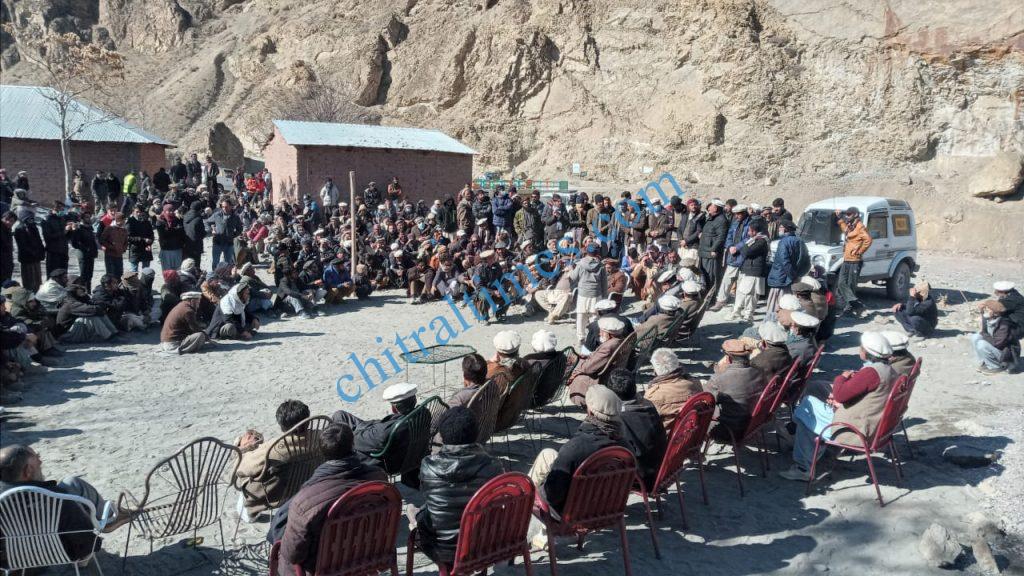 Chitral Times - The voice of Chitral | بجلی کی ناروا لوڈ شیڈنگ کے خلاف تحریکِ حقوق کی کال پراپرچترال میں احتجاجی جلسہ،۳فروی تک کا ڈیڈ لائن tahreek huquq upper chitral protest for electricity