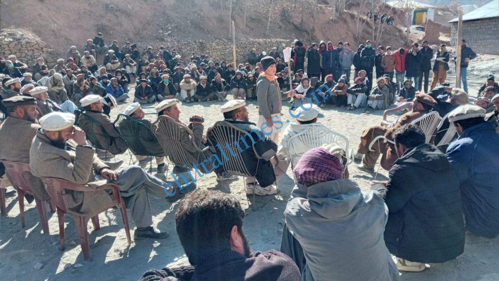 Chitral Times - The voice of Chitral | بجلی کی ناروا لوڈ شیڈنگ کے خلاف تحریکِ حقوق کی کال پراپرچترال میں احتجاجی جلسہ،۳فروی تک کا ڈیڈ لائن tahreek huquq upper chitral protest for electricity1