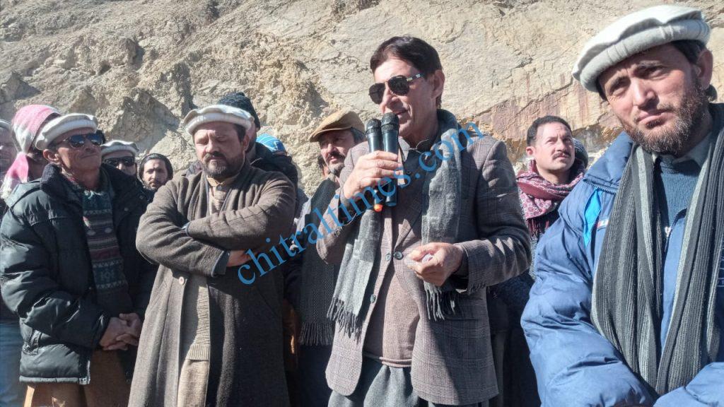 Chitral Times - The voice of Chitral | بجلی کی ناروا لوڈ شیڈنگ کے خلاف تحریکِ حقوق کی کال پراپرچترال میں احتجاجی جلسہ،۳فروی تک کا ڈیڈ لائن tahreek huquq upper chitral protest for electricity3