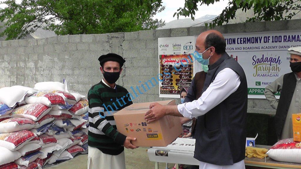 Chitral Times - The voice of Chitral | پاک ایڈ اور کیڈ کے زیراہتمام چترال دنین میں رمضان پیکج تقسیم، اے۔سی۔ ثقلین سلیم مہمان خصوصی cad pak aid package distributed danin chitral11