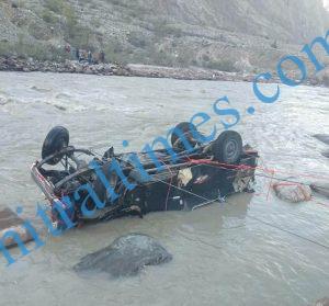chitral a vehicle plunged into river in Yarkhoon valley while crossing Onawoch bridge resulting nine persons died including two women. pic by Saif ur Rehman Aziz 2 1