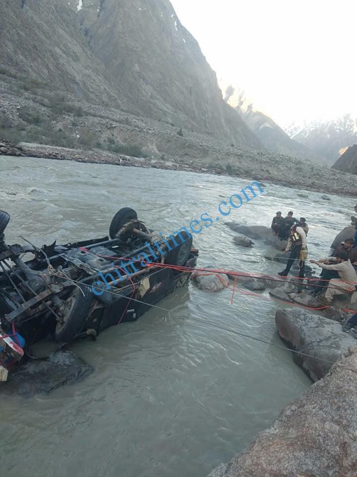 chitral a vehicle plunged into river in Yarkhoon valley while crossing Onawoch bridge resulting nine persons died including two women. pic by Saif ur Rehman Aziz 3