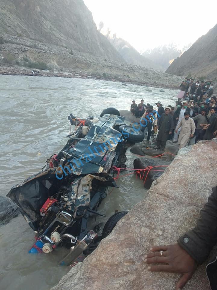chitral a vehicle plunged into river in Yarkhoon valley while crossing Onawoch bridge resulting nine persons died including two women. pic by Saif ur Rehman Aziz 8