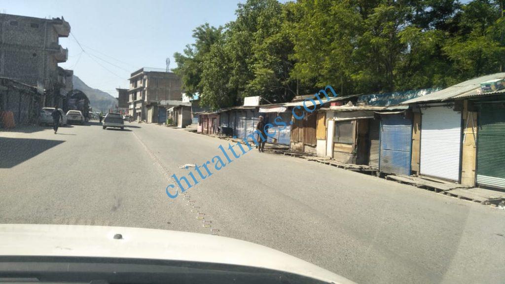 Chitral Times - The voice of Chitral | اپر چترال میں کورونا ٹیسٹ کے مثبت آنے کی شرح لوئر چترال سے دوگنا ریکارڈ chitral bazar lockdown1