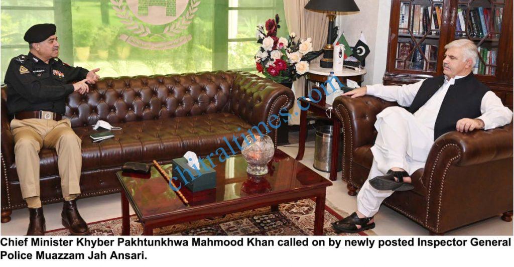 وزیراعلیٰ خیبرپختونخوا محمود خان سے نو تعینات انسپکٹر جنرل پولیس معظم جا ہ انصاری
