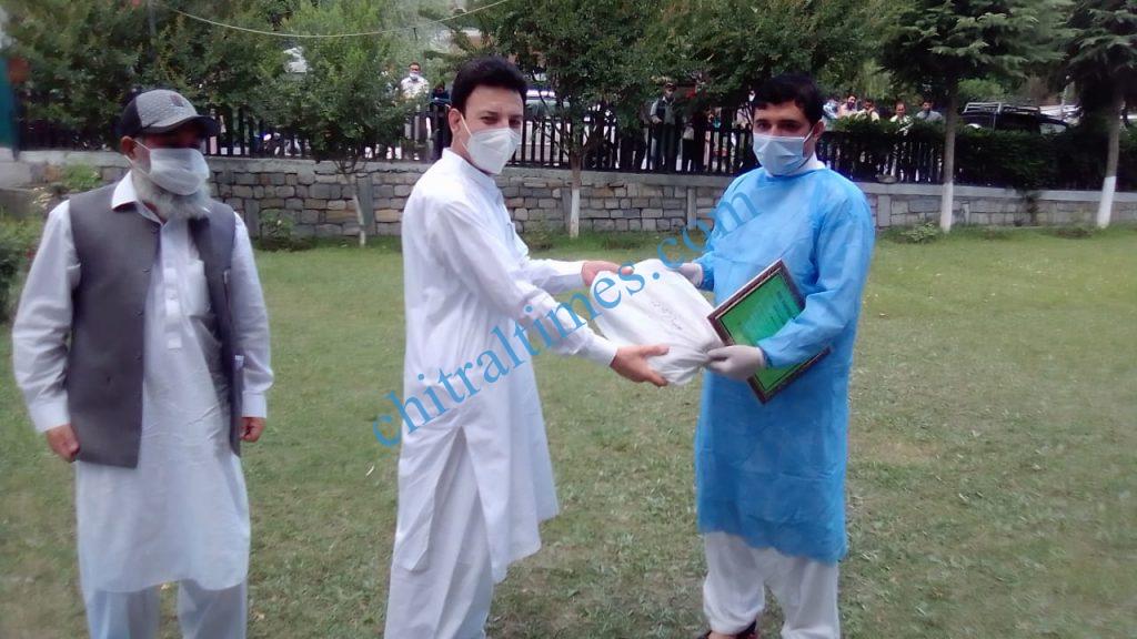 chitraltimes certificate distributes among covid front line workers2