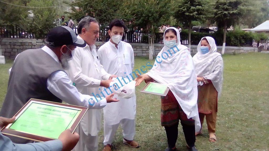 chitraltimes certificate distributes among covid front line workers4