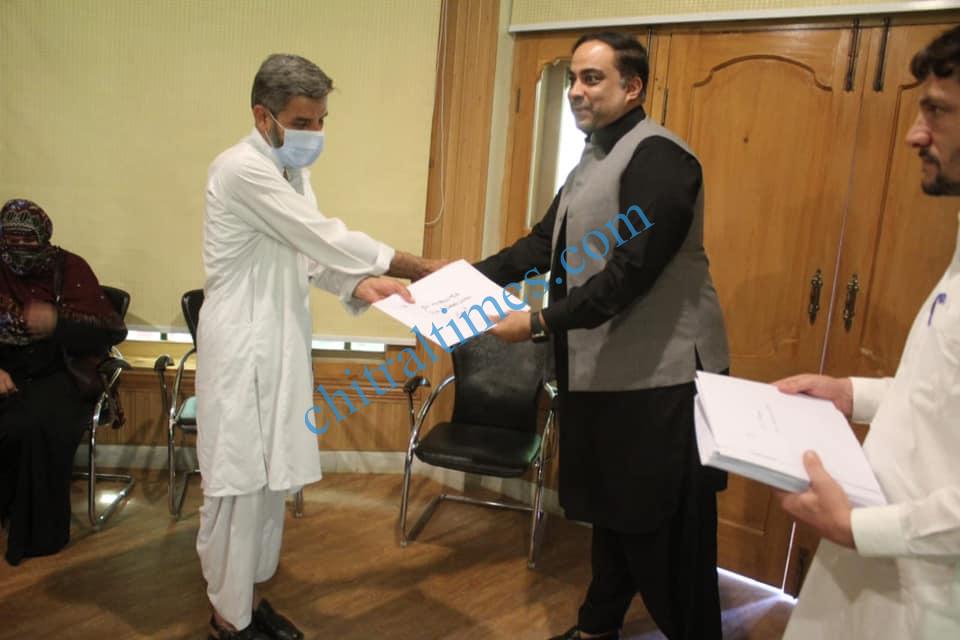 chitraltimes dc chitral hasan abid giving away certificate and prize to polio workers dho