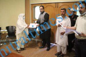 chitraltimes dc chitral hasan abid giving away certificate and prize to polio workers1