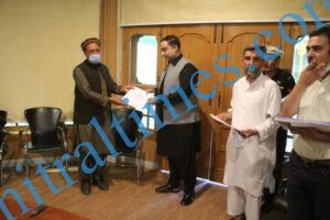 chitraltimes dc chitral hasan abid giving away certificate and prize to polio workers2