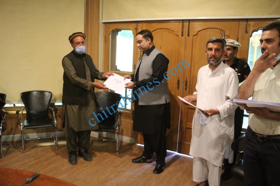 chitraltimes dc chitral hasan abid giving away certificate and prize to polio workers2
