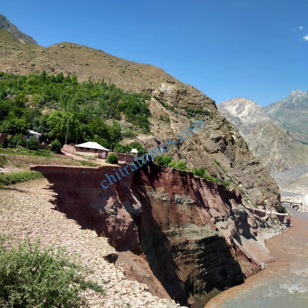 chitraltimes reshun river erosion road block9