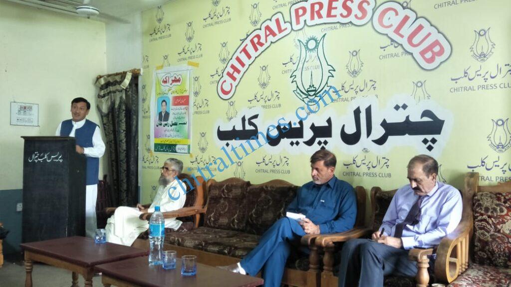 Chitral Times - The voice of Chitral | نوجوان نسل نوکری کو فوقیت دینے کا وطیرہ ترک کرکے کاروبارسےاپنی دنیا آپ پیداکریں۔انجینئرفضل ربی chitraltimes eng fazal rabi press club mahraka speech chitral