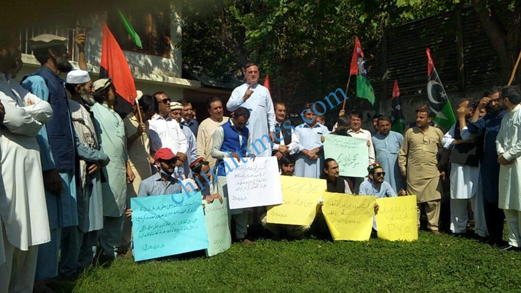 chitraltimes ppp chitral protest against federal minister gandapur1