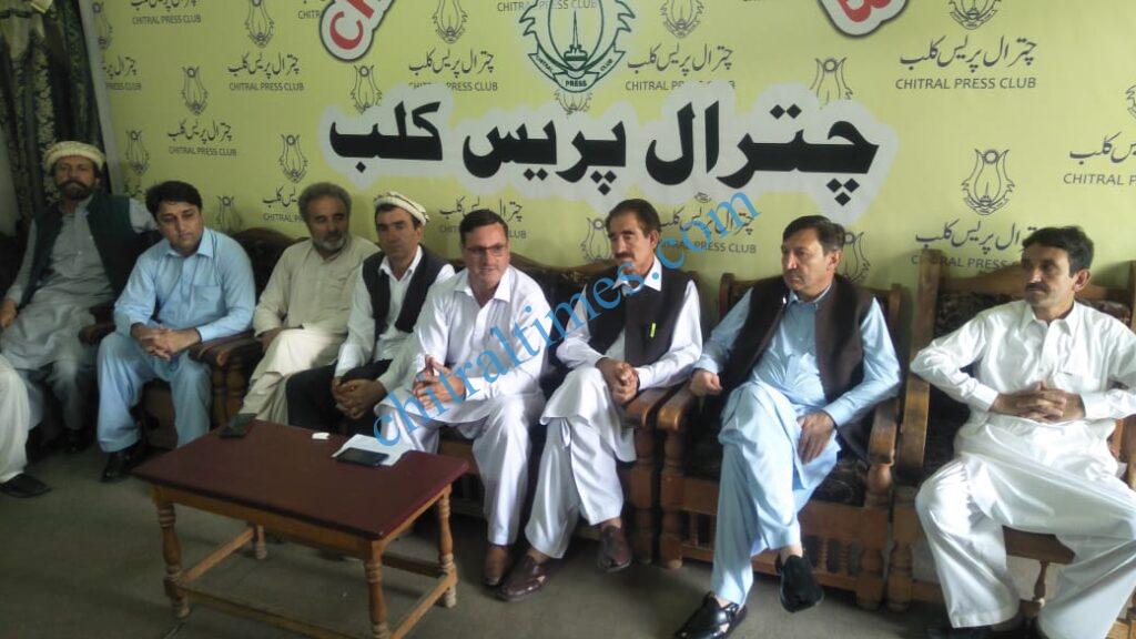 Chitral Times - The voice of Chitral | پی ٹی آئی حکومت میں مہنگائی اور بے روزگاری کی وجہ سے غریبوں کا جینا مشکل ہوگیا ہے۔سلیم خان chitraltimes ppp saleem khan addressing press confrence