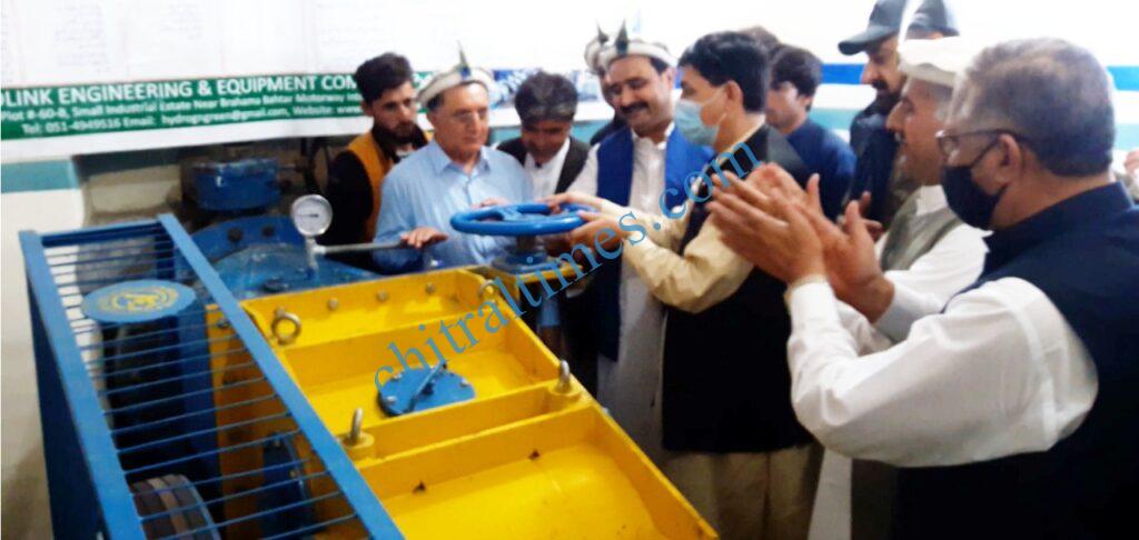 Chitral Times - The voice of Chitral | چترال میں پیڈوکے پایہ تکمیل کو پہنچنے والے پن بجلی گھروں کا بدست معاون خصوصی تاج محمد افتتاح chitraltimes taj muhammad inagurated pedo php chitral9