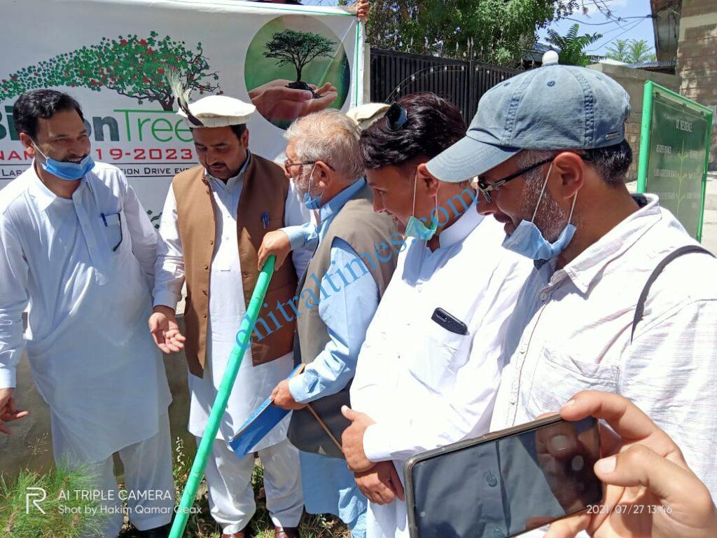 Chitral Times - The voice of Chitral | اپرچترال میں بلین ٹری سونامی پروگرام کے تحت پودے لگائےگئے، ممبران اسمبلی کی شرکت chitraltimes upper chitral plantation campaign3