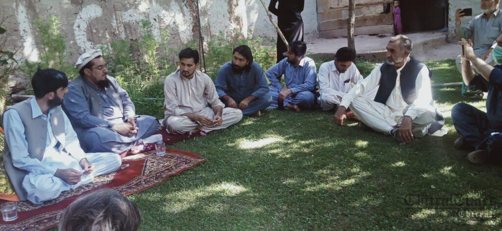 Chitral Times - The voice of Chitral | ایم پی اے اورڈپٹی کمشنراپرچترال کا تورکہو روڈ اوراستارو پل کا معائنہ، کام کی سست روی پر برہمی کا اظہار chitraltimes dc upper chitral and mpa hidayat visit torkhow road istaro bridge1