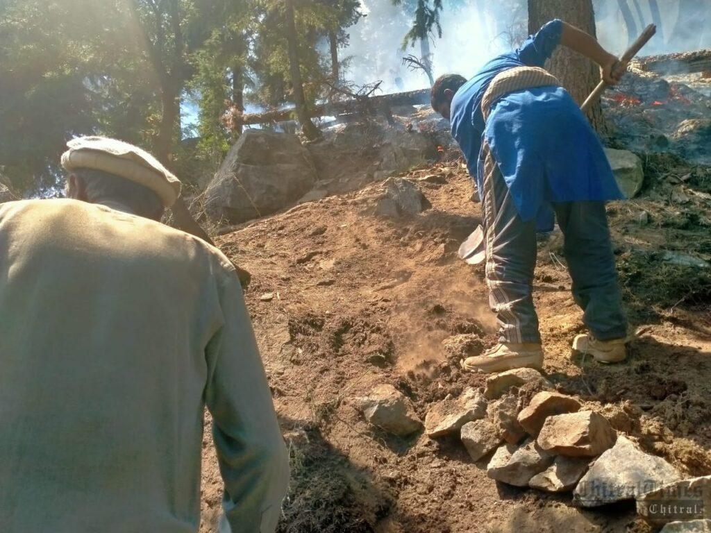 Chitral Times - The voice of Chitral | دروش کے جنگل میں لگی آگ پر جذوی قابو پالیا گیا، دوبارہ آگ بھڑک اُٹھنے کا خدشہ ہے۔ ریسکیو chitraltimes forest cought fire drosh chitral1