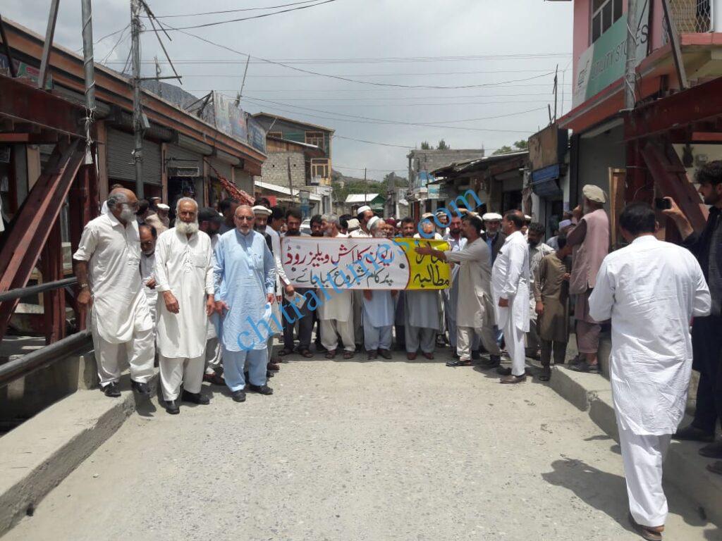 Chitral Times کالاش ویلی روڈ پر کام شروع کرنے میں غیر معمولی تاخیر پر ایون میں احتجاجی مظاہرہ