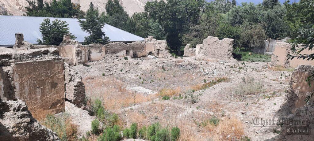 Chitral Times - The voice of Chitral | تھانہ مستوج کھنڈرات میں تبدیل؛ سٹاف اے۔سی۔کے بنگلے پرکئی برسوں سے قابض، عوام رُل گئے chitraltimes ps mastuj