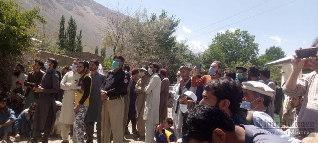 Chitral Times - The voice of Chitral | تورکہوروڈ اوراستارو پل کی تعمیرمیں غیرمعمولی تاخیر کے خلاف احتجاجی مظاہرہ،یکم نومبرتک کا ڈیڈلائن chitraltimes shagram torkhow protest rally booni buzund road 5