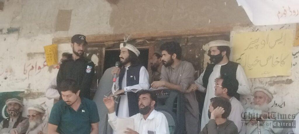 Chitral Times - The voice of Chitral | تورکہوروڈ اوراستارو پل کی تعمیرمیں غیرمعمولی تاخیر کے خلاف احتجاجی مظاہرہ،یکم نومبرتک کا ڈیڈلائن chitraltimes shagram torkhow protest rally booni buzund road2