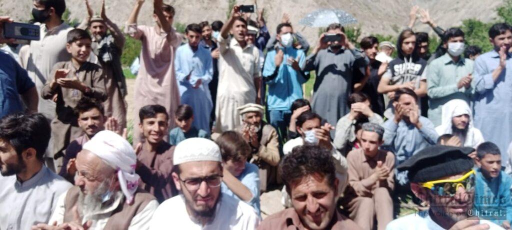 Chitral Times - The voice of Chitral | تورکہوروڈ اوراستارو پل کی تعمیرمیں غیرمعمولی تاخیر کے خلاف احتجاجی مظاہرہ،یکم نومبرتک کا ڈیڈلائن chitraltimes shagram torkhow protest rally booni buzund road5