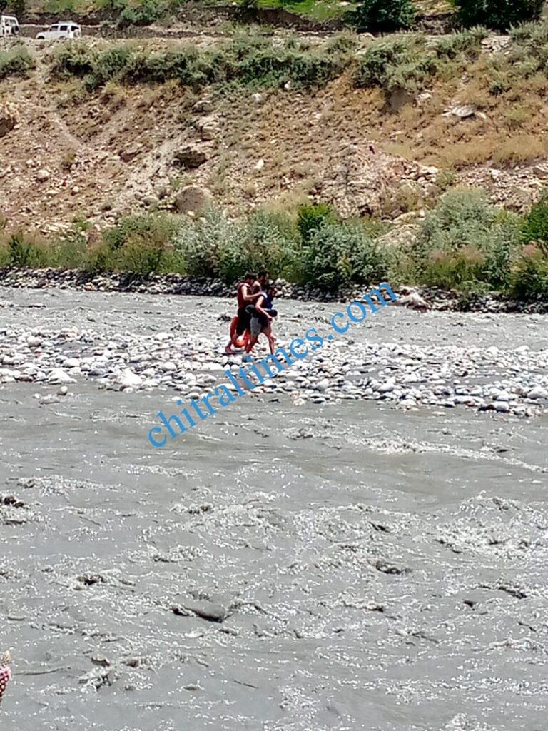 Chitral Times - The voice of Chitral | اپرچترال؛ ایک اور شادی شدہ خاتون کی مبینہ خودکشی ،لاش دریا سے نکال لی گئی۔ ریسکیو 1122 chitraltimes suicide case torkhow