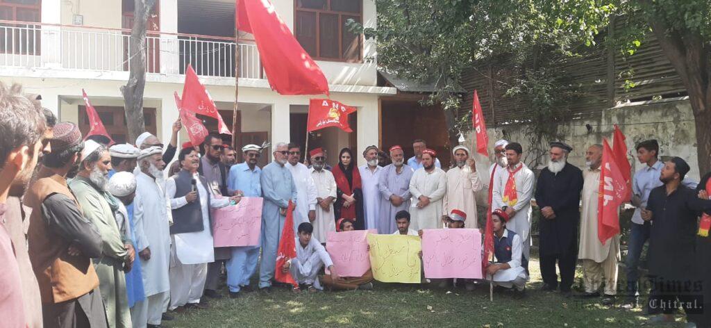 Chitral Times - The voice of Chitral | ملک میں بڑھتی ہوئی مہنگائی کے خلاف عوامی نیشنل پارٹی کا چترال پریس کلب کے سامنے احتجاجی مظاہرہ chitraltimes anp chitral protest against price high khadija