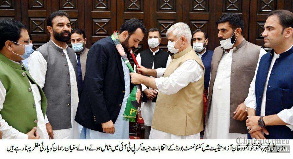 Chitral Times - The voice of Chitral | صوبائی حکومت پسماندہ اضلاع کو ترقی یافتہ اضلاع کے برابر ترقی دینے کیلئےعملی اقدامات اُٹھارہی ہے۔وزیراعلیٰ chitraltimes cm kp mahmood talking to delegation safian rehman joined pti
