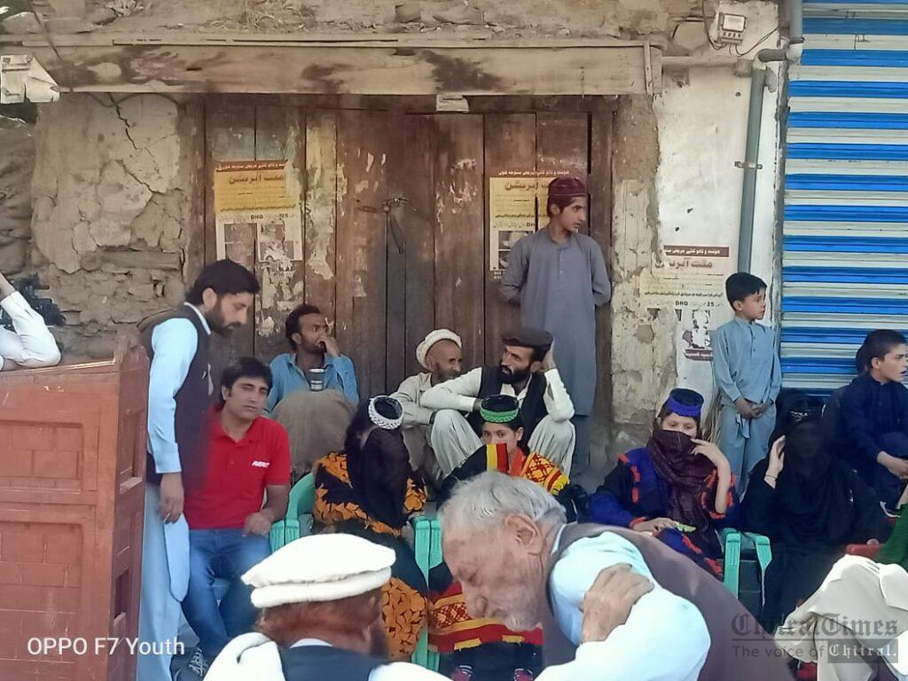 Chitral Times - The voice of Chitral | کالاش ویلیز روڈ کی تعمیر میں غیرمعمولی تاخیر کےخلاف ایون میں احتجاجی مظاہرہ chitraltimes kalash valley protest against delay in road construction2