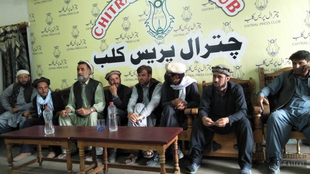 Chitral Times - The voice of Chitral | قبضہ مافیا کی ایما پرسابق ممبر محمد حسین کے خلا ف غلط بیانی کی مذمت کرتے ہیں۔عمائدین گوبور chitraltimes gobor residence chitral press confrence2
