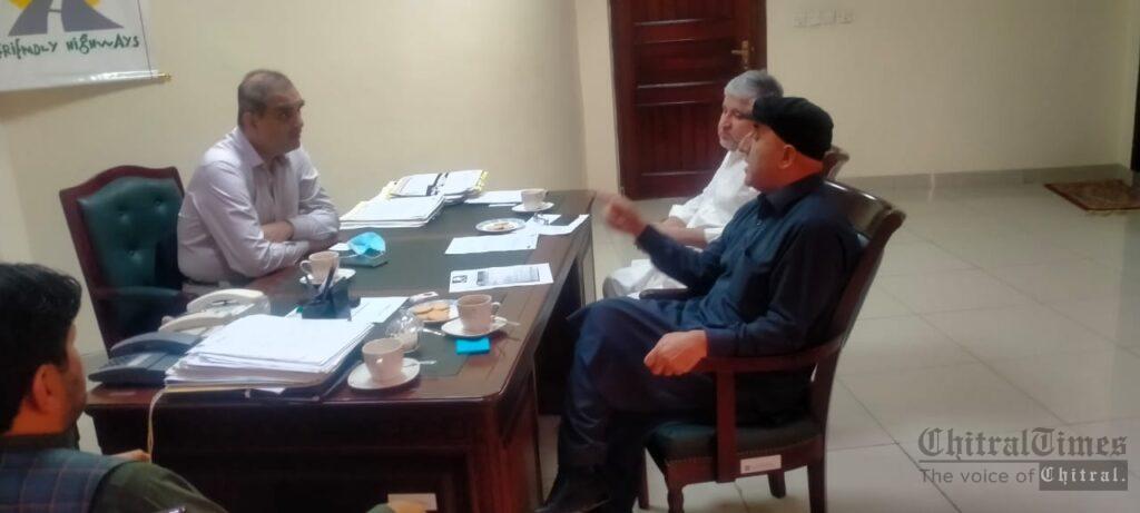 Chitral Times - The voice of Chitral | چترال میں روڈ منصوبوں کے حوالے سرتاج احمد خان کا ممبراین ایچ اے مکیش کمار سے ملاقات chitraltimes sartaj ahmad met nha mukash kumar 2