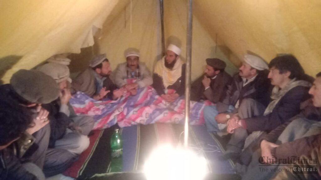 Chitral Times - The voice of Chitral | گرم چشمہ کی تاریخ میں پہلی مرتبہ گرم چشمہ روڈ سمیت دیگر مسائل کے حل کے لئے دھرنا chitaltime ldf garamchashma strike dharna